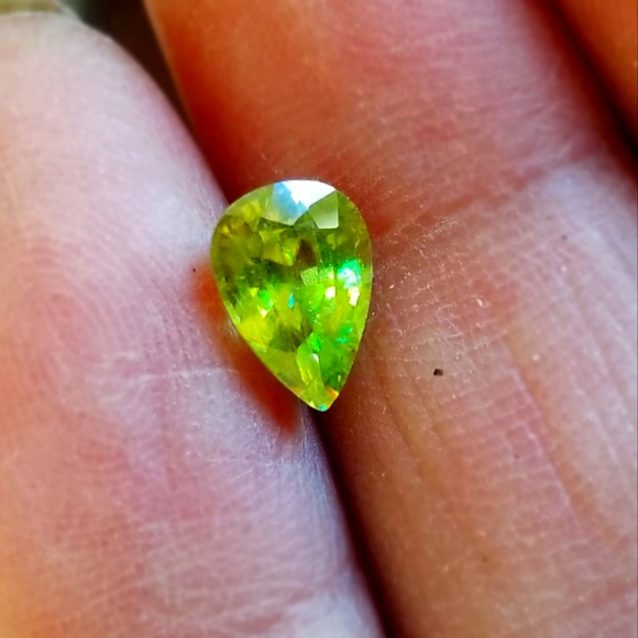 Natural Sphene green tear pear gem - Picture 1 of 17